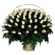 Кошик імпортних білих троянд