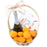 Кошик із шампанським, мандаринами, цукерками
