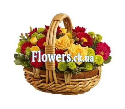Кошик червоних троянд та білих хризантем