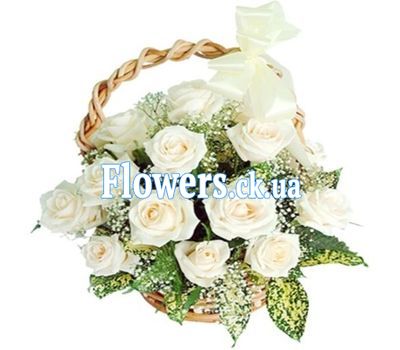 Кошик із 17 білих троянд