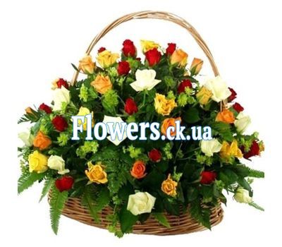 Кошик із 51 різнокольорової троянди