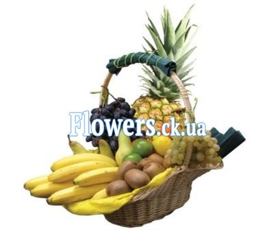Кошик із різними фруктами на День народження