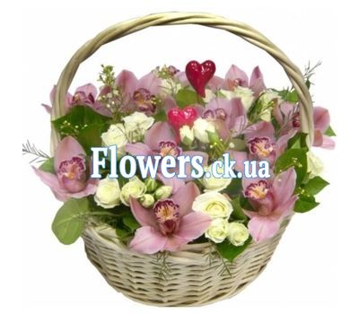 Кошик з орхідей та кущових троянд