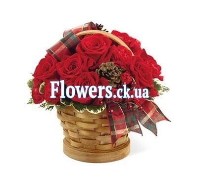 Новорічний кошик з червоними трояндами