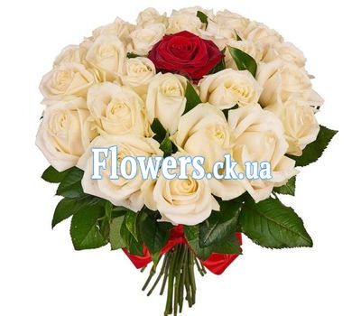 Букет з 30 білих троянд та 1 червоної троянди