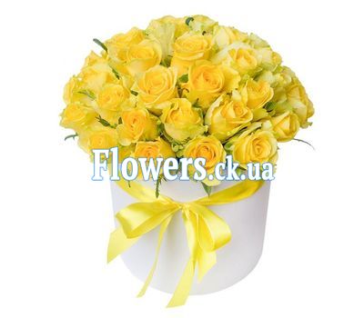 Жовті троянди в коробці